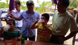 Bức xúc với nhóm người lớn tổ chức cho 2 em nhỏ 'thi' uống bia